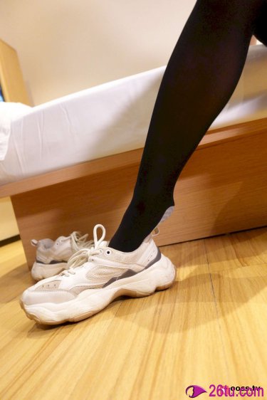 赤脚在稀屎里踩